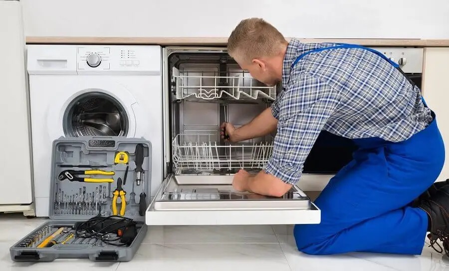 Ferizli Daikin servisi teknisyen ekibi beyaz eşya tamiri yaparken